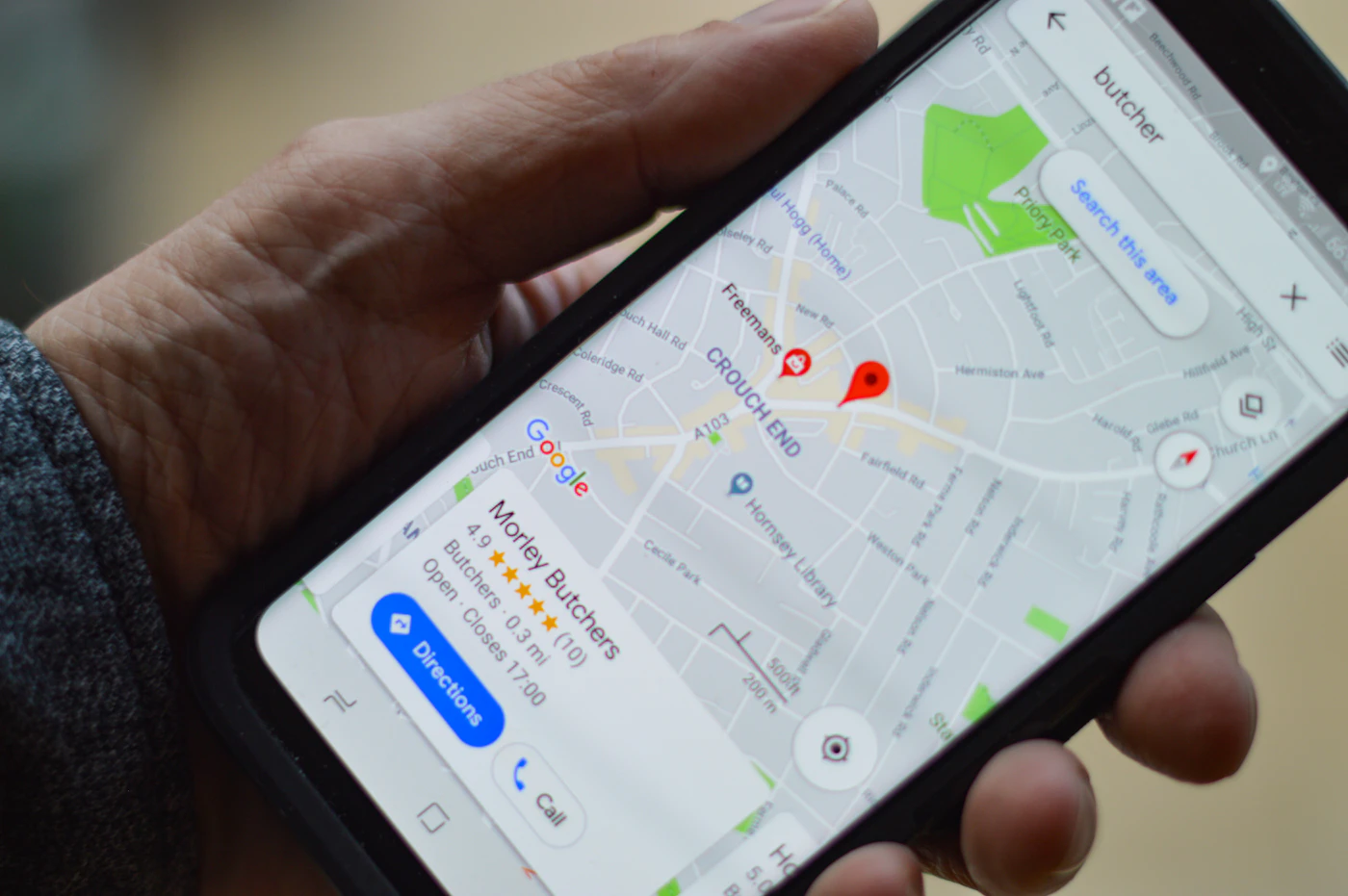 地図と現在地を表示したスマートフォンのイメージ